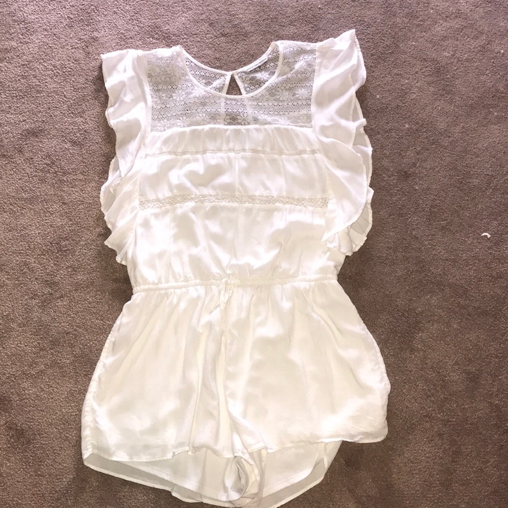 BEAUTIFUL! White Lace American Eagle Romper😍